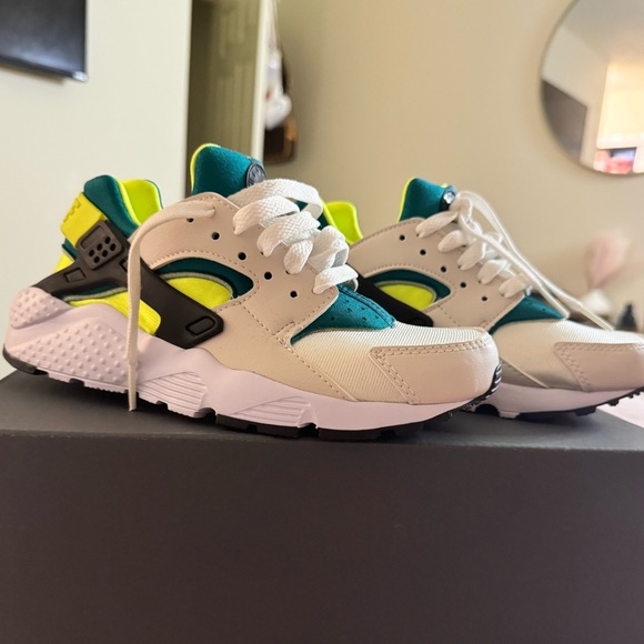 Big Kids Nike Huarache Run Size 4Y Like New! - Picture 1 of 5